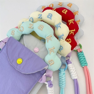 Détail de pochettes de téléphone en nylon avec poignées nuage et broderie sozaka