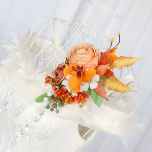 Corsage d'épaule de mariée raffiné avec rose pêche et feuilles d'érable sur robe de mariée