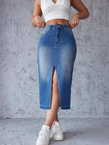 Détail d'une jupe longue en jean bleu à taille haute avec fente frontale élégante