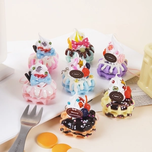 Varios llaveros de gofres y cupcakes artificiales en colores macarrón pastel