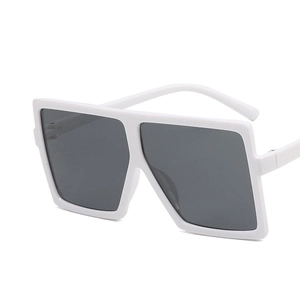 Seitenansicht der übergroßen weißen quadratischen Sonnenbrille mit dunkelgrauen Gläsern