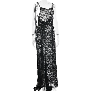 Vue détaillée d'une robe longue en dentelle noire avec motifs floraux et fentes