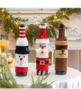 Set di 3 copribottiglie di vino in maglia con motivi di pupazzo di neve, Babbo Natale e alce