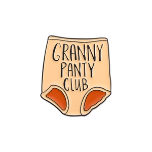 Insigne créatif Granny Panty Club en émail avec lettrage vintage audacieux sur fond blanc