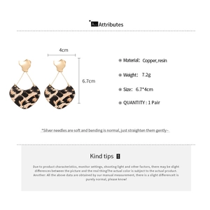 Vue détaillée des boucles d'oreilles léopard en résine avec crochets en cuivre