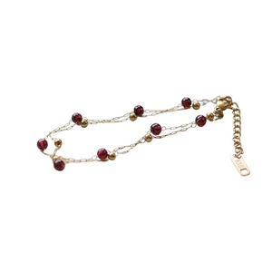 Collier chaîne en or 18 carats avec perles de grenat rouge et fermoir mousqueton
