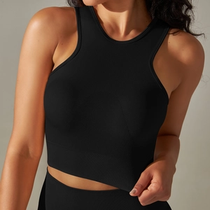 Détail du débardeur de yoga sans couture noir avec texture côtelée et ourlet élastique