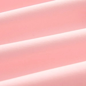 Gros plan détaillé du tissu rose doux avec des plis élégants et une finition mate lisse