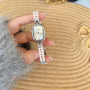 Detail der Mishali Perlenarmbanduhr mit ovalem Zifferblatt am Handgelenk
