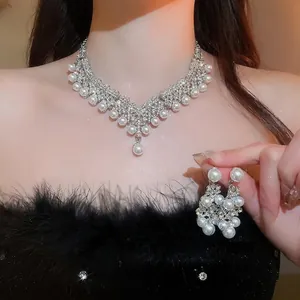 Ensemble collier et boucles d'oreilles en perles et diamants pour mariée et gala