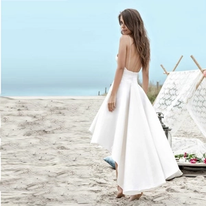 Robe de mariée courte devant longue derrière en satin blanc avec fines bretelles