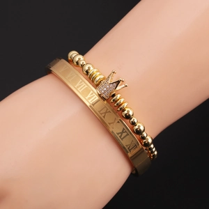 Ensemble bracelet manchette doré chiffres romains et gourmette couronne pour homme sur fond noir