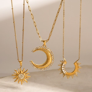 Colliers dorés avec pendentifs soleil et lune ornés de zircons sur chaînes fines