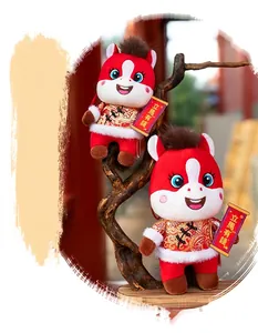 Mascottes décoratives en peluche cheval du zodiaque 2026 en costumes Tang chinois.