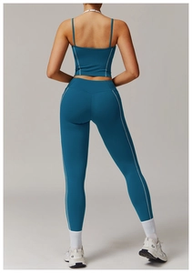 Détail du dos de l'ensemble de yoga avec legging taille haute et lignes blanches contrastées