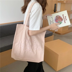 Nahaufnahme der eleganten Bebe-Stickerei auf dieser rosa Canvas-Einkaufstasche für Damen