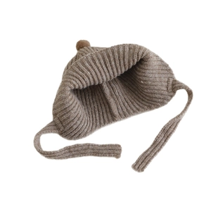 Bonnet en maille côtelée pour enfant avec cache-oreilles et pompon en couleur kaki foncé