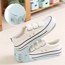 Detailweergave van een blauwe kunststof schoenenrek organizer met witte sneakers