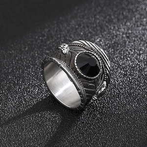 Dettaglio macro dell'anello punk gotico con cristallo nero e rilievi di foglie