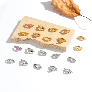 Set aus goldenen und silbernen Bauchnabelpiercings mit Sternen, Monden und Steinen