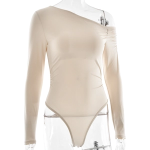 Détail d'un body beige asymétrique à manches longues avec fronces sur mannequin