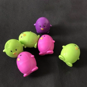 Details bunter Pinguin-Ei-Spielzeuge mit glänzender Oberfläche auf dunklem Grund