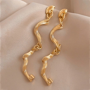 Boucles d'oreilles pendantes dorées ondulées avec texture métallique rayée élégante