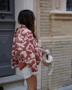 Gros plan sur la veste matelassée à motif géométrique rouge et blanc de style urbain