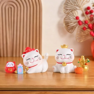 Détail de 6 figurines Maneki-neko avec Daruma rouge et lingots d'or de fortune