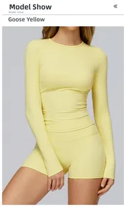 Détail de l'ensemble de sport jaune pâle ajusté avec haut à manches longues et short