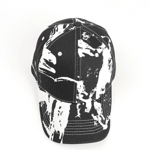 Détail de la texture en coton tie-dye et des coutures d'une casquette de baseball noire