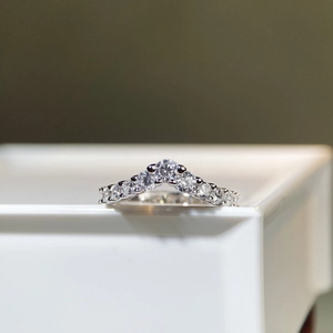 Vue macro de la bague en argent S925 en forme de V sertie de diamants ronds étincelants