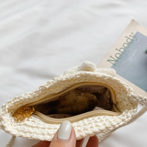 Borsa in paglia per bambine con trama intrecciata crema e cerniera a fiore dorato
