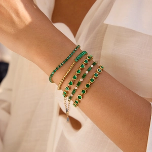Ensemble de 5 bracelets superposés en acier doré avec pierres de zircon vert émeraude