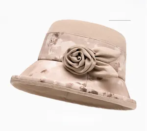 Dettaglio del cappello da sole kaki con fiore in tessuto fatto a mano e trama a rilievo