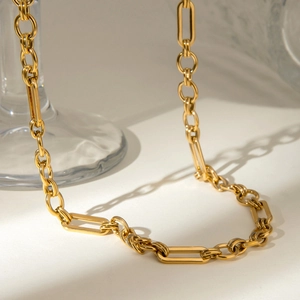 Collier élégant en acier inoxydable doré avec des maillons rectangulaires et circulaires