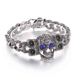 Bracelet tête de mort punk gothique avec yeux en pierre bleue et maillons gravés