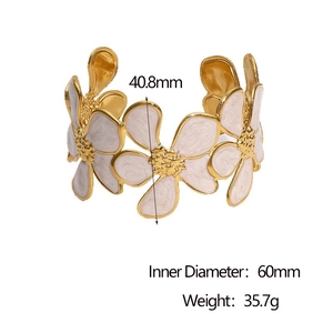Bracelet jonc ouvert en acier inoxydable plaqué or 18k avec fleurs en émail blanc
