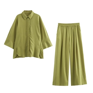 Completo minimalista in lino verde con camicia e pantaloni a vita alta in vista piatta