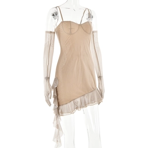 Détail de la robe en tulle beige avec feuilles d'argent et ourlet volanté asymétrique