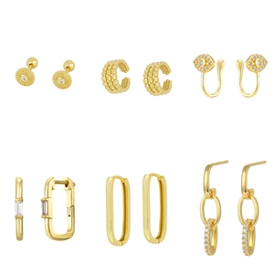 Detailansicht goldener U-Ohrringe und Ear Cuffs Set mit Zirkonsteinen und Sonnenmotiven