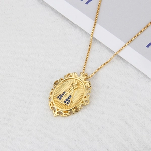 Collier en cuivre plaqué or 18k avec un pendentif Vierge Marie serti de zircons bleus