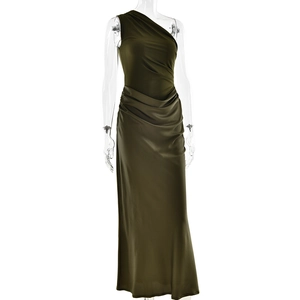 Détail du tissu en satin vert olive et de la texture froncée de cette robe à une épaule