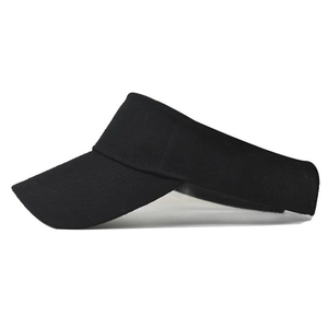 Detailansicht des schwarzen verstellbaren Riemens und des atmungsaktiven Polyester-Sonnenvisiers