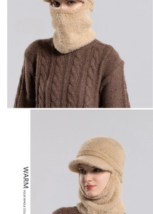 Détail du bonnet d'hiver en polaire beige avec cache-cou intégré et masque de protection