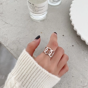 Minimalist S925 sterling silver interlocking geometric rings worn on model hand