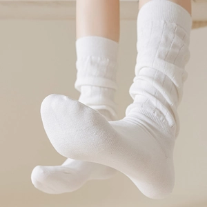 Chaussettes mi-mollet en coton blanc avec rayures verticales et design en maille souple