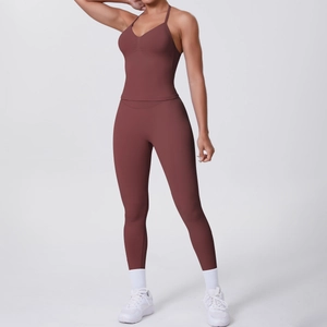 Detail von Yoga-Set in Terrakotta mit V-Ausschnitt Trägertop und High-Waist-Leggings