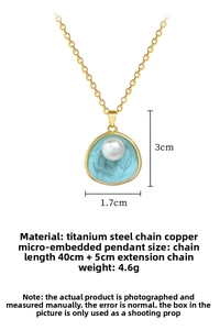Détail du collier perle en acier titane montrant les dimensions 1,7x3cm et longueur de 45cm