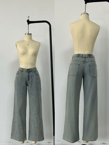 Vista dettagliata fronte e retro dei jeans a vita alta gamba dritta blu chiaro